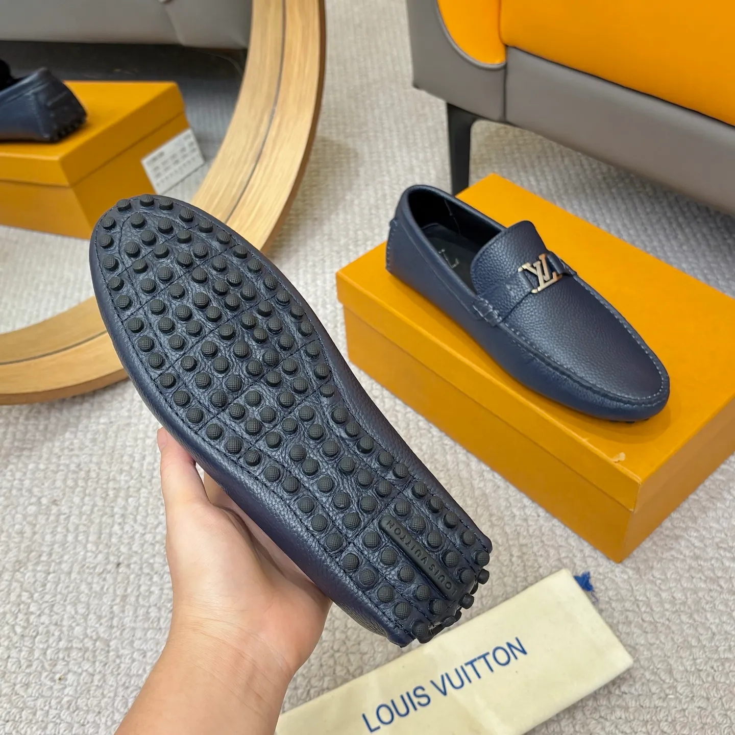 Men's men's shoes 💰420 (Yangli) LV 2⃣️0⃣️2⃣️5️⃣Spring and summer counter GLORIA series models ✈️Original factory special leather production, original last type. A classic driving slip-on casual shoe that shows an elegant style with exquisite craftsmanship details such as Monogram embossing all over the upper🌀Italian imported calfskin fabric Sheepskin foot pads➕Inside～Private mold replica sole Unique style Comfortable driving slip-on Size: 4-12 (38-46) Comes with [Counter packaging: original box, wrapping paper, card, instruction manual, shoehorn, cloth bag] No pressure to enter and leave the counter!